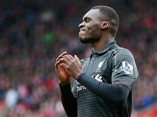 Benteke si zranil koleno a Liverpoolu nepomôže štyri týždne