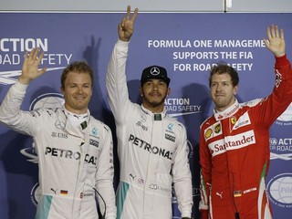 Pole position získal Brit Hamilton. (uprostred)