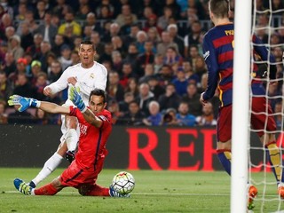 Cristiano Ronaldo (v bielom) strieľa víťazný gól zápasu.