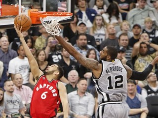 LaMarcus Aldridge (vpravo) zo San Antonia sa pokúša zablokovať zakončenie Coreyho Josepha z Toronta.