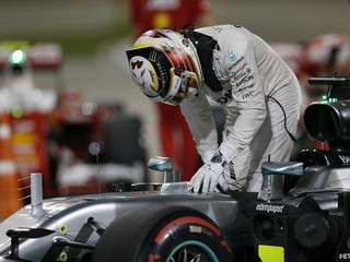 Aj takto po novom vyzerá kvalifikácia. Jazdci vystupujú z áut ešte niekoľko minút pred uplynutím časového limitu.