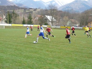 Hráčov ŠK Štiavnik (červeno-čierni) určite vystrašilo nepríjemné zranenie jedného z tímových spoluhráčov.