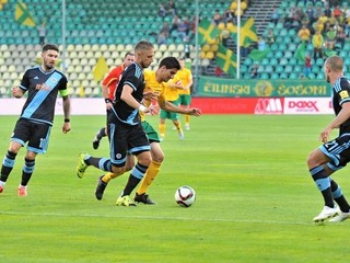 Futbalisti Slovana sa so Žilinou stretli v tejto sezóne dvakrát. Jeden zápas vyhrali, jeden prehrali.