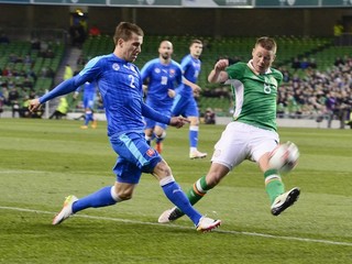 Peter Pekarík (vľavo) počas nedávneho prípravného zápasu proti Írsku.