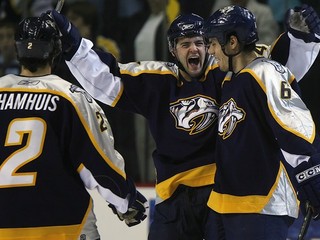 Radulov (v strede) pôsobil v rámci NHL aj v drese Nashvillu Predators.