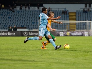 Súboj Granwalda Scotta (vľavo) zo Slovana a hosťujúceho Špaleka.