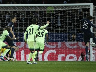 Adrien Rabiot (vpravo) strieľa druhý gól Paríža Saint-Germain do siete Manchestru City.