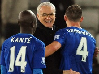Claudio Ranieri (v strede) smeruje s Leicesterom City senzačne k zisku titulu v Premier League.