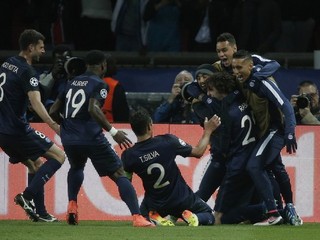 Hráči PSG oslavujú gól do bránky Manchesteru City.