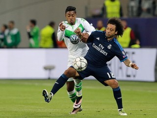 Marcelo (vpravo) v súboji o loptu s Luizom Gustavom z Wolfsburgu.
