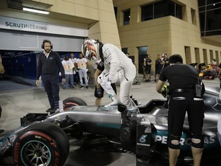 Aj takto vyzerala kvalifikácia na prvých dvoch veľkých cenách F1. Už približne tri minúty pred jej koncom vystúpili všetci jazdci zo svojich monopostov.