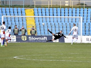 Po jednom zo sporných rozhodnutí premenil Ryan Koolwijk (vpravo) pokutový kop. Arbiter ale vyhlásil, že táto situácia bola posúdená správna.