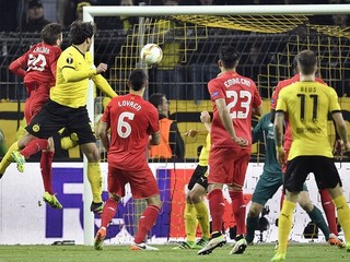 Mats Hummels (druhý zľava) strieľa gól Dortmundu do siete Liverpoolu.