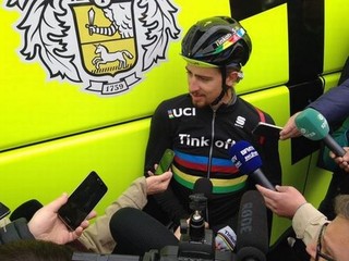 Peter Sagan odpovedá na otázky médií pred klasikou Paríž - Roubaix.