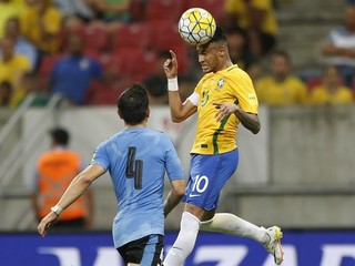 Brazílčania chcú, aby si Neymar (vpravo) obliekol národný dres na olympijských hrách aj na Copa América.