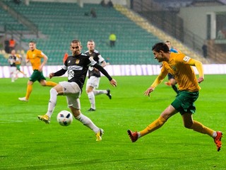 Žilinčan Jakub Paur (vpravo) centruje loptu do pokutového územia.