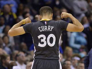 Gesto Stephena Curryho hovorí za všetko. Golden State prežíva ďalšiu skvelú sezónu, rovnako aj on sám.