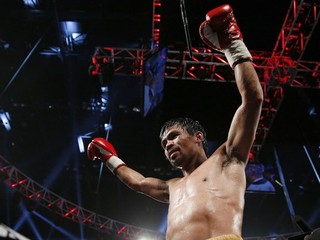 Manny Pacquiao dvíha nad hlavu ruky po ďalšom víťazstve.