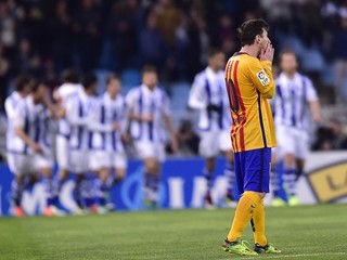 Futbalisti Barcelony nevyhrali v lige už tri zápasy za sebou. Na snímke smúti Lionel Messi, v pozadí sa tešia hráči San Sebastianu.