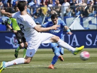 Manuel Pucciarelli (v modrom) strieľa gól do siete Fiorentiny.