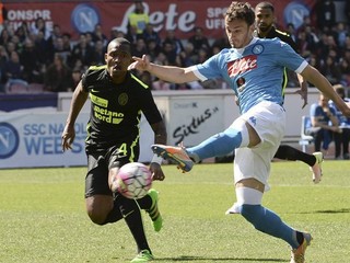 Druhý gól Neapolčanov vsietil Gabbiadini (vpravo).