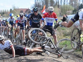Sagan sa zázračne vyhol pádu, preskočil bicykel súpera