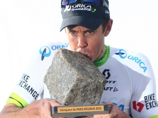 Mathew Hayman s víťaznou trofejou z klasiky Paríž - Roubaix.