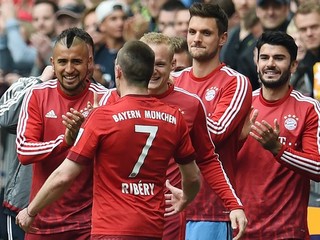 Serdar Tasci (vpravo) sa len z lavičky náhradníkov teší z gólu spoluhráča Ribéryho.