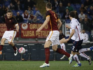 Od druhého polčasu zasiahol do hry aj Francesco Totti (vľavo).