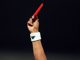 V napätom stretnutí sa riadne červenalo.