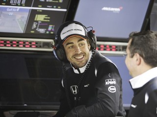 Veľkú cenu Bahrajnu sledoval Fernando Alonso iba z boxového múru.