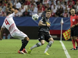 V septembri 2015 stál Roman Slyško (vpravo) na čiare v zápase Ligy majstrov medzi FC Sevilla a Borussiou Mönchengladbach.