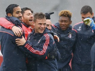 Benatia (vľavo) na tréningu Bayernu.