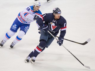 Václav Nedorost (vpravo) si bude aj naďalej obliekať dres Slovana Bratislava.