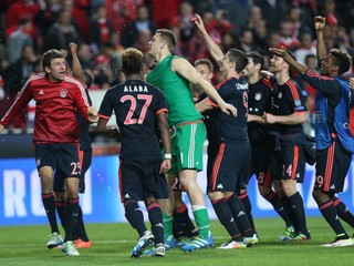 Futbalisti Bayernu Mníchov oslavujú postup, na ktorý sa ale poriadne nadreli.