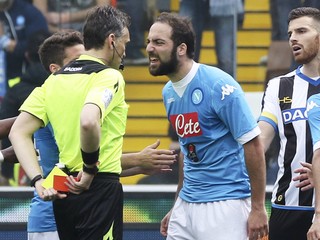 Higuaín si neudržal nervy na uzde. 