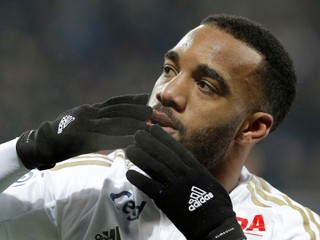 Strelec jediného gólu Lacazette je žiadaný európskymi veľkoklubmi.