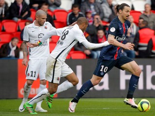 Ibrahimovič uniká súperom z Caen. Švédska hviezda strelila v zápase dva góly.