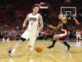 J.J. Redick z LA Clippers (vľavo) uniká Geraldovi Hendersonovi z Portlandu Trailblazers.