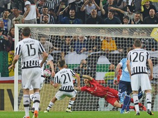 Paulo Dybala (s číslom 21) strieľa gól do siete Lazia Rím.