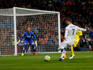 Cristiano Ronaldo sa dostáva do šance pred bránou Villarrealu.