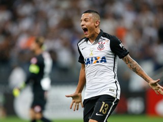 Hráč Corinthians Guilherme Arana sa teší zo svojho gólu do siete čílskeho Cobresalu.