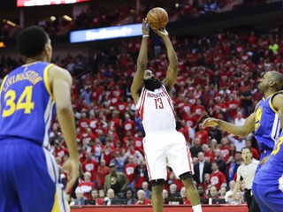 James Harden (Houston) strieľa víťazný kôš.