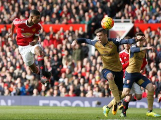 Marcus Rashford (vľavo) strieľa gól do siete Arsenalu.