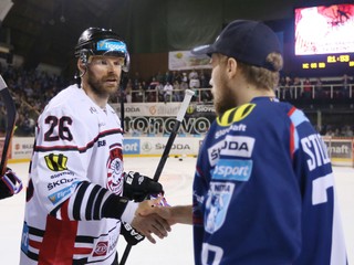 Handzuš gratuluje po finále Nitranom. V tomto prípade Petrovi Stloukalovi.