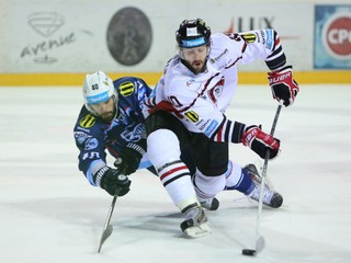 Tománek (vpravo) v súboji s Nitranom Matejom Benem.