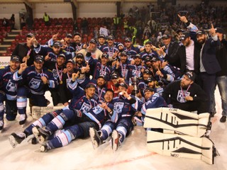 Nitrianski hokejisti sa stali prvý raz majstrami Slovenska.