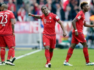 Douglas Costa z Bayernu Mníchov (v strede) sa teší z gólu.
