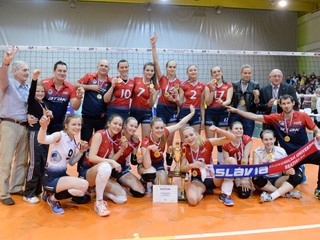Volejbalistky Slávie pózujú s majstrovskou trofejou.