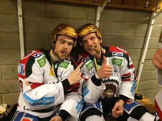 Hostia z Frölundy začali majstrovské oslavy hneď po skončení duelu.